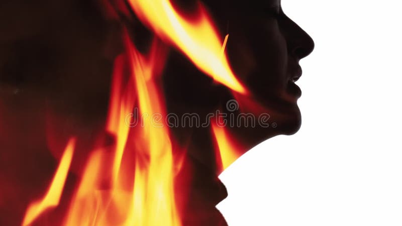 Brûler silhouette décomposition nerveuse femme flamme banque de vidéos