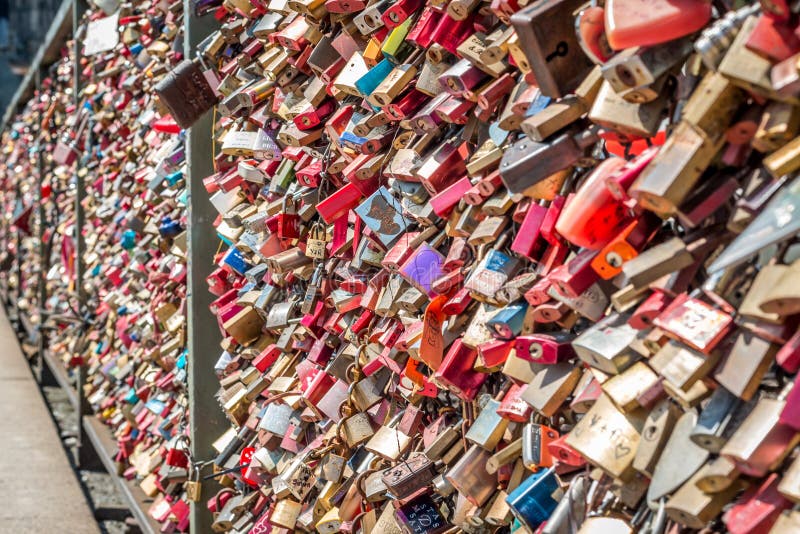 Brücke der Liebe - Verschlussbrücke stockfoto Brücke der Liebe - Verschlussbrücke stockfoto