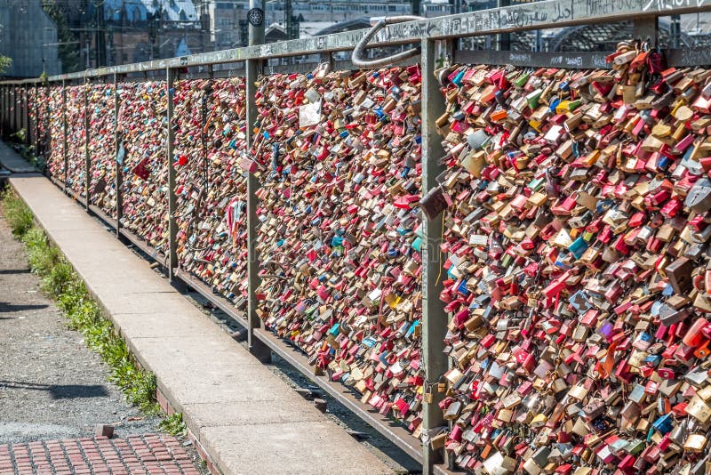 Brücke der Liebe - Verschlussbrücke stockbilder Brücke der Liebe - Verschlussbrücke stockbilder