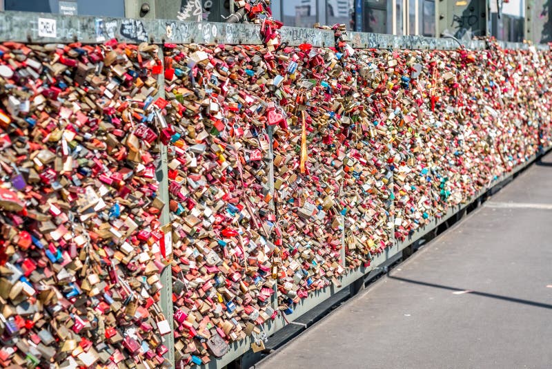 Brücke der Liebe - Verschlussbrücke stockbild Brücke der Liebe - Verschlussbrücke stockbild