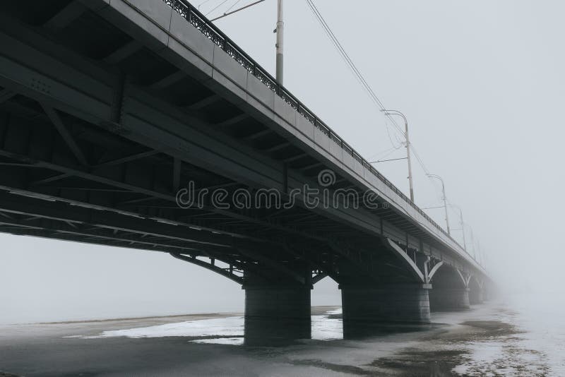 Brücke im Nebel, mysteriöse Stimmung lizenzfreies stockfoto Brücke im Nebel, mysteriöse Stimmung lizenzfreies stockfoto