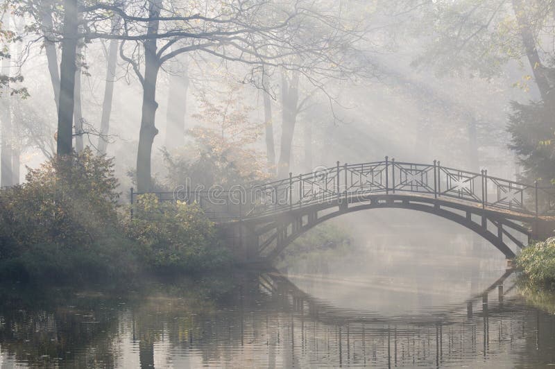 Brücke im nebelhaften Morgen stockfotografie Brücke im nebelhaften Morgen stockfotografie