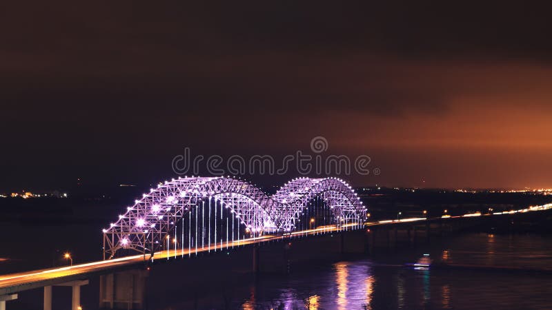 Brücke Memphis, Tennessee nach Einbruch der Dunkelheit stockfotos Brücke Memphis, Tennessee nach Einbruch der Dunkelheit stockfotos