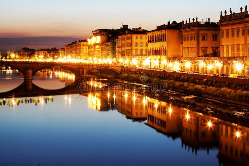 Brücke über Arno-Fluss, Florenz lizenzfreie stockbilder Brücke über Arno-Fluss, Florenz lizenzfreie stockbilder
