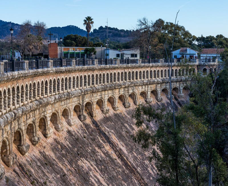 Brücke über Conde de Guadalhorce nahe Ardales, Andalusien, Spanien stockbild Brücke über Conde de Guadalhorce nahe Ardales, Andalusien, Spanien stockbild
