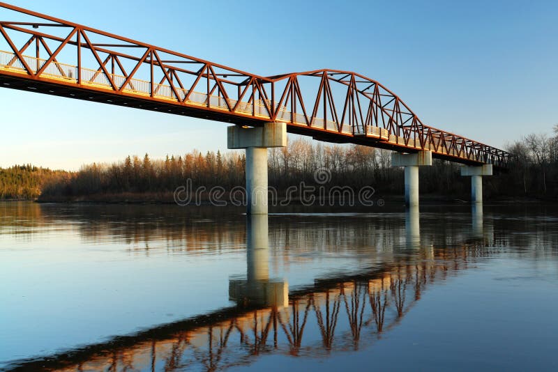 Brücke über dem Fluss lizenzfreies stockbild Brücke über dem Fluss lizenzfreies stockbild