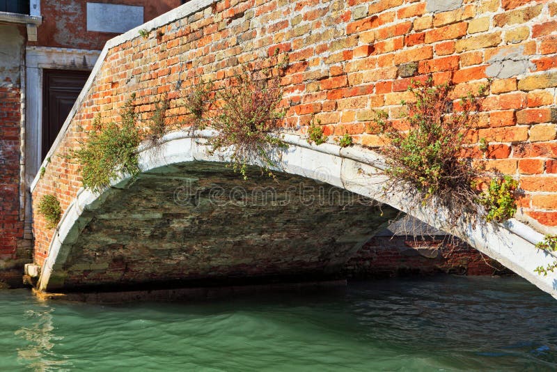 Brücke über einem venetianischen Kanal lizenzfreie stockfotos Brücke über einem venetianischen Kanal lizenzfreie stockfotos