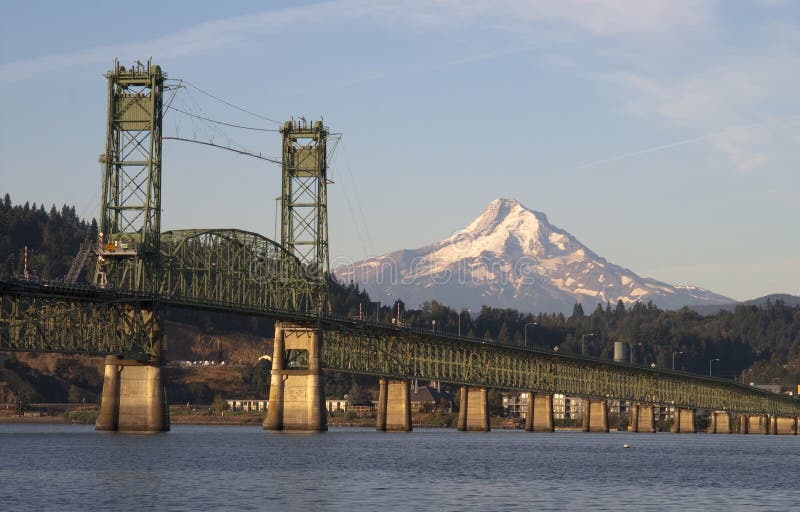 Brücke über Kolumbien zu Hood River Oregon Cascade Mountian lizenzfreie stockbilder Brücke über Kolumbien zu Hood River Oregon Cascade Mountian lizenzfreie stockbilder