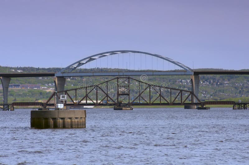 Brücken, die Lake Superior im Duluth-Vorgesetzten überspannen
