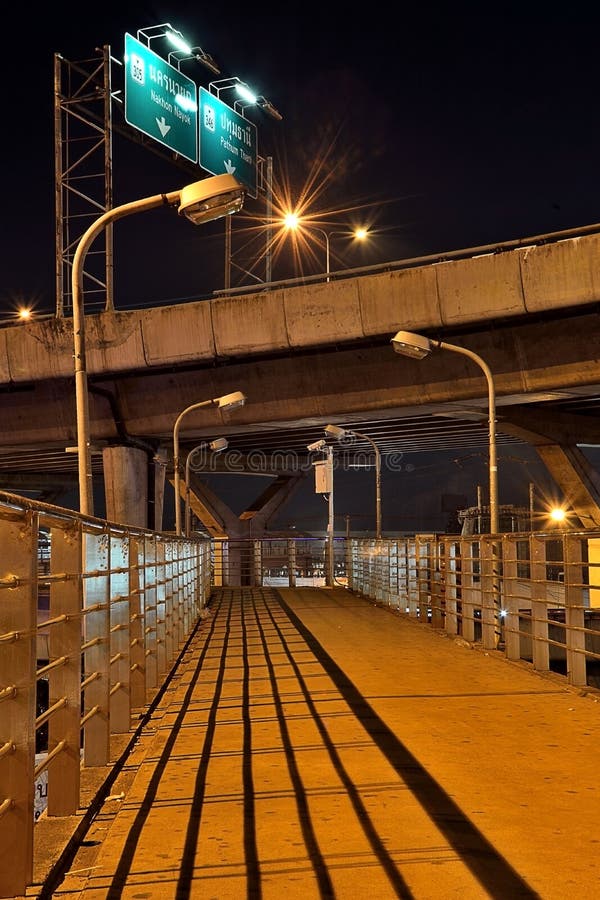 Brücken für Fußgänger unter der Autobahn nachts stockbilder Brücken für Fußgänger unter der Autobahn nachts stockbilder