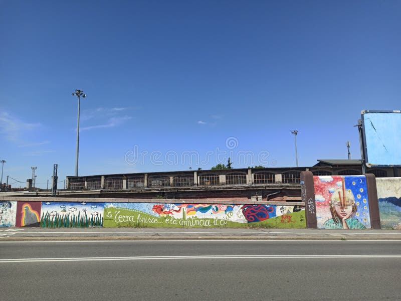 Brückenwände bedeckt von Wandgemälde in Bologna Italien