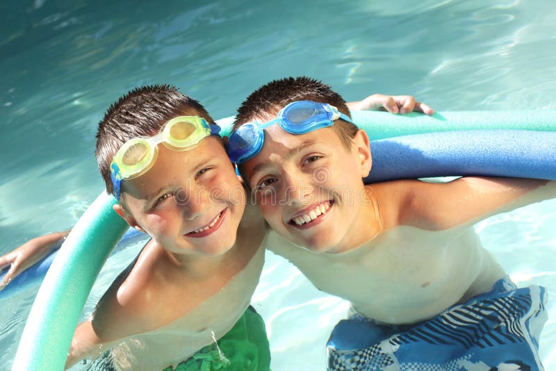 Brüder im Pool stockfotografie