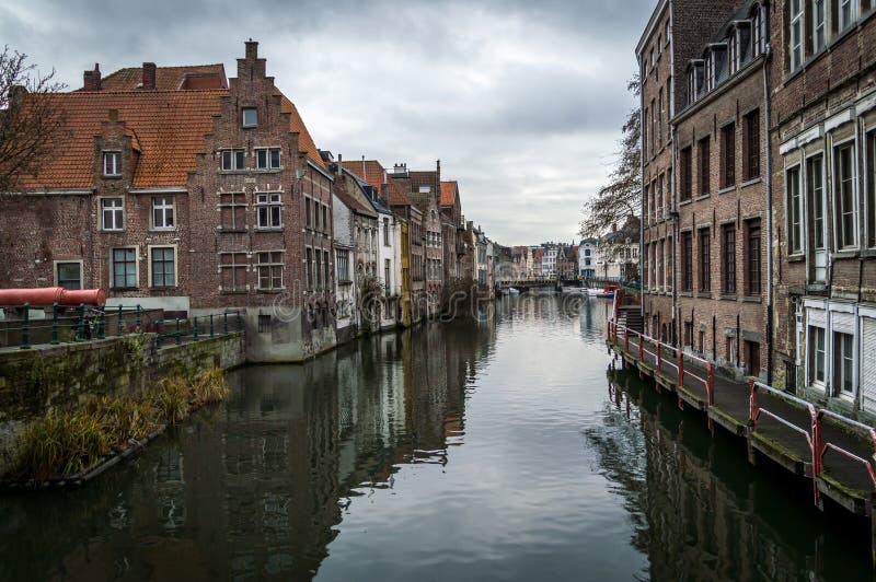 Brügge, Westflandern Belgien - Januar 2017: Kanäle und alte mittelalterliche Häuser, Winterstadtbild stockfotografie Brügge, Westflandern Belgien - Januar 2017: Kanäle und alte mittelalterliche Häuser, Winterstadtbild stockfotografie