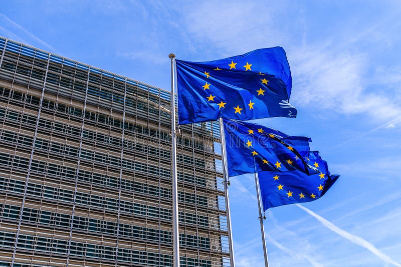 Brüssel, Belgien Flaggen der Europäischen Gemeinschaft vor dem Berlaymont-Gebäude in Brüssel lizenzfreie stockfotografie Brüssel, Belgien Flaggen der Europäischen Gemeinschaft vor dem Berlaymont-Gebäude in Brüssel lizenzfreie stockfotografie
