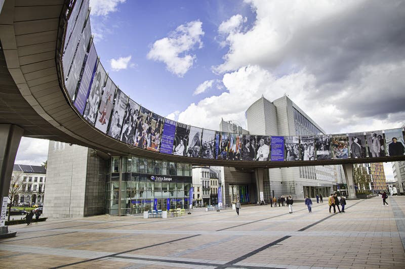 BRÜSSEL, BELGIEN - 31. MÄRZ 2018: Bahnhof Luxemburgs auf der Esplanade des Europäischen Parlaments in Brüssel