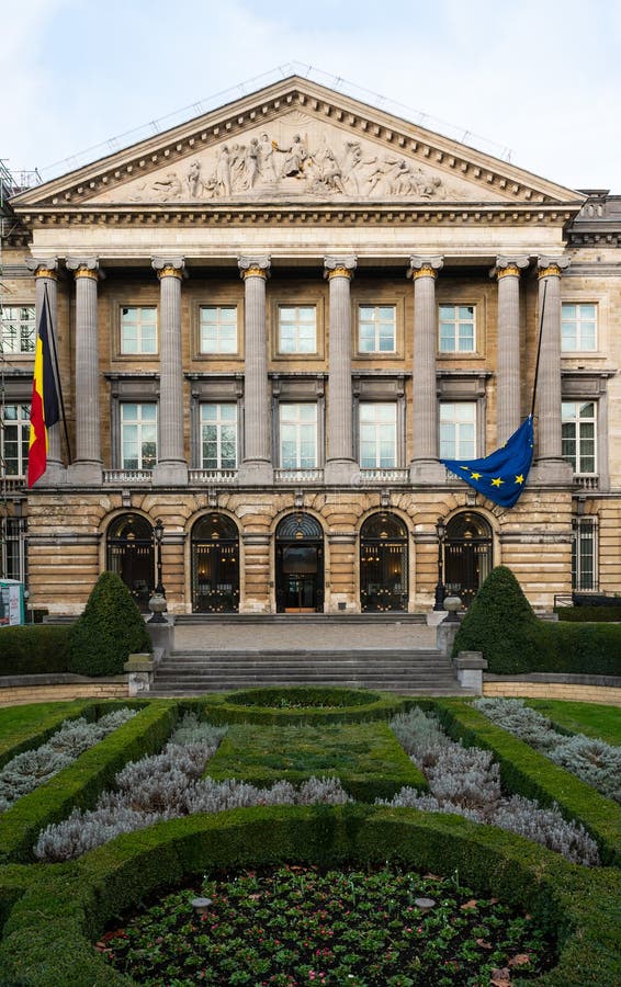 Brüssel Stadtzentrum Brüssel Hauptstadt Region Belgium neoklassizistische Fassade des Bundes mit Flaggen und einem Garten