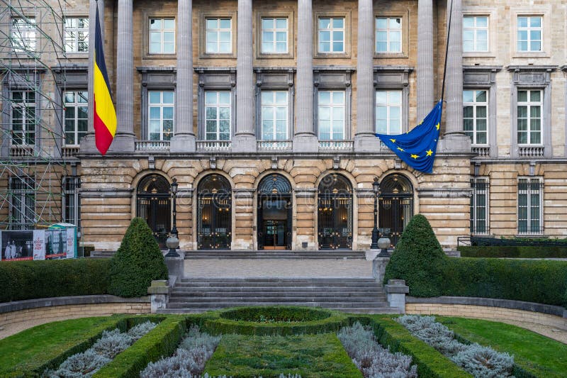 Brüssel Stadtzentrum Brüssel Hauptstadt Region Belgium neoklassizistische Fassade des Bundes mit Flaggen und einem Garten