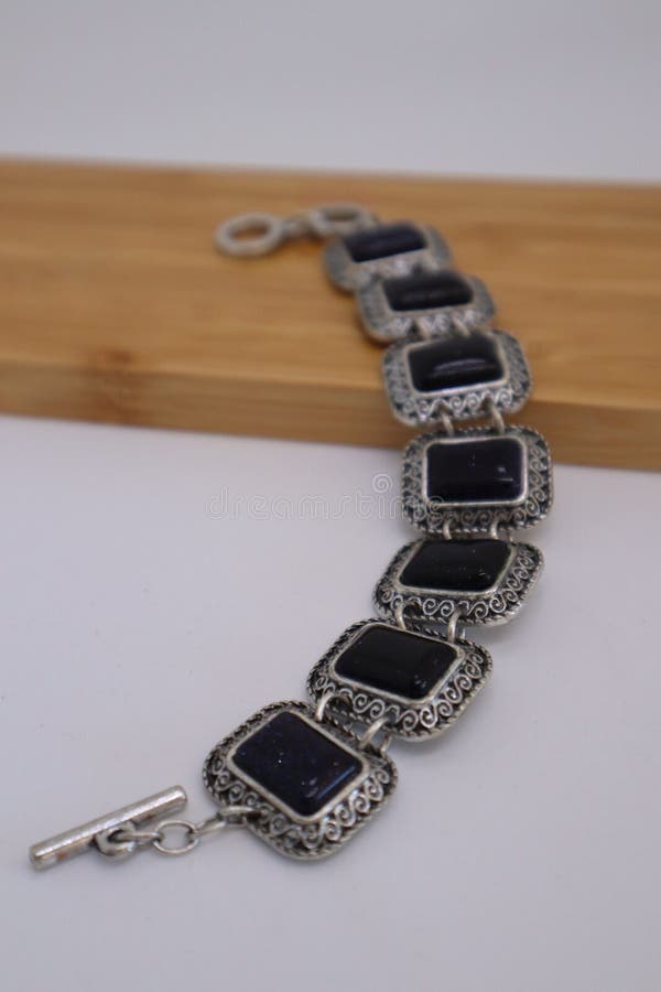 Brătară de argint Vintage cu pietre gemene Blue Goldstone pe ecran stock images