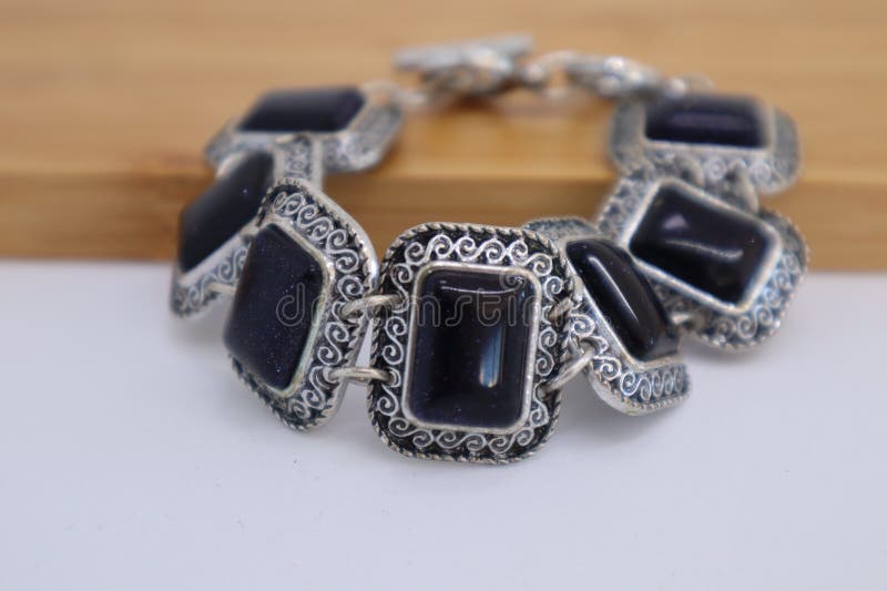 Brătară de argint Vintage cu pietre gemene Blue Goldstone pe ecran stock image