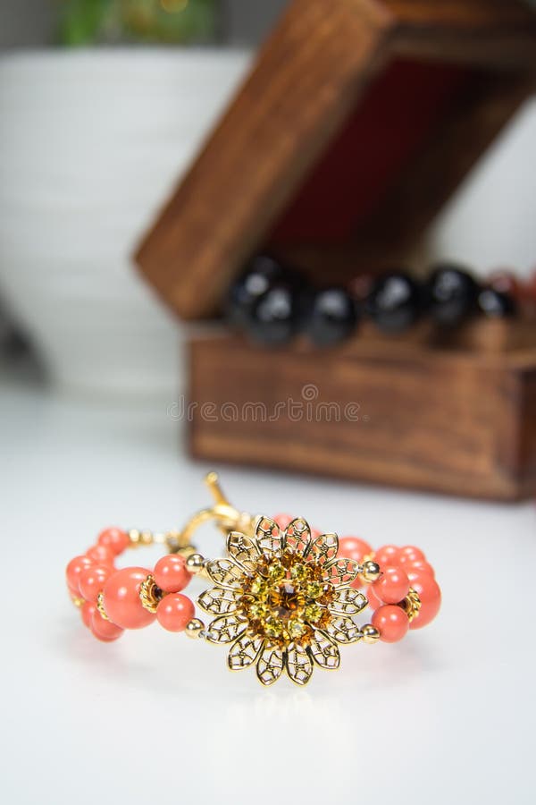 Brățară coral de bijuterii cu floare filigră stock photo