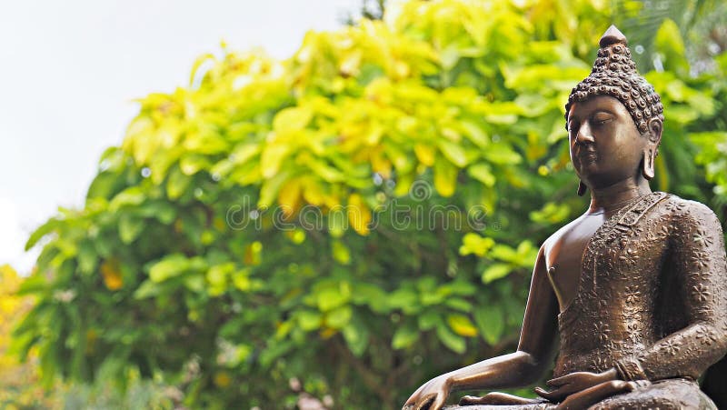 Brązowa Buddha wizerunku statua w pokojowym ogrodowym środowisku fotografia stock Brązowa Buddha wizerunku statua w pokojowym ogrodowym środowisku fotografia stock