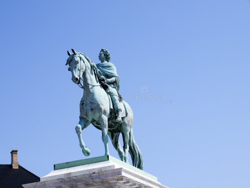 Brązowa Equestrian statua Frederick V przy Amalienborg pałac, Kopenhaga fotografia royalty free Brązowa Equestrian statua Frederick V przy Amalienborg pałac, Kopenhaga fotografia royalty free