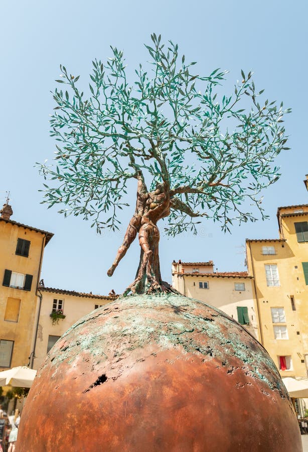 Brązowa rzeźba drzewo życie w amfiteatru kwadracie w starym grodzkim Lucca, Tuscany, Włochy obrazy stock