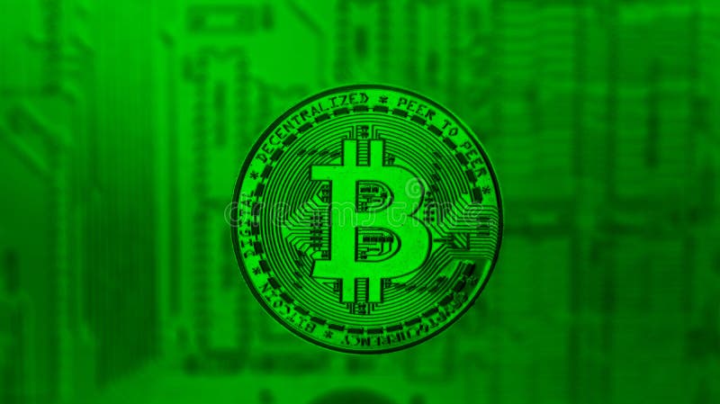 Brązowy Bitcoin nad komputer osobisty płytą główną w zielonym odcieniu fotografia stock Brązowy Bitcoin nad komputer osobisty płytą główną w zielonym odcieniu fotografia stock