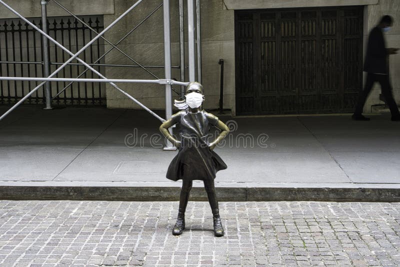 Brązowy posąg zatytułowany bezbronna dziewczyna