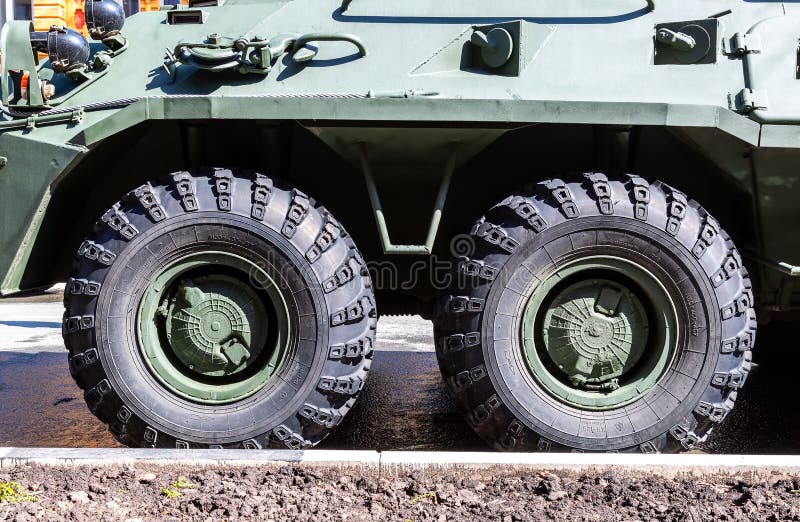 BTR-82军车看法转动与轮胎 免版税图库摄影