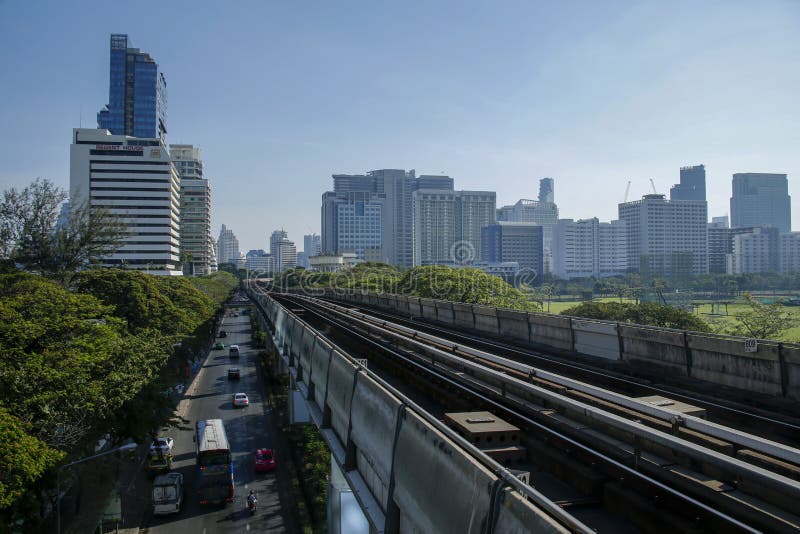 BTS nieba dworzec przeciw Silom okręgowi w Bangkok, Tajlandia obrazy royalty free BTS nieba dworzec przeciw Silom okręgowi w Bangkok, Tajlandia obrazy royalty free