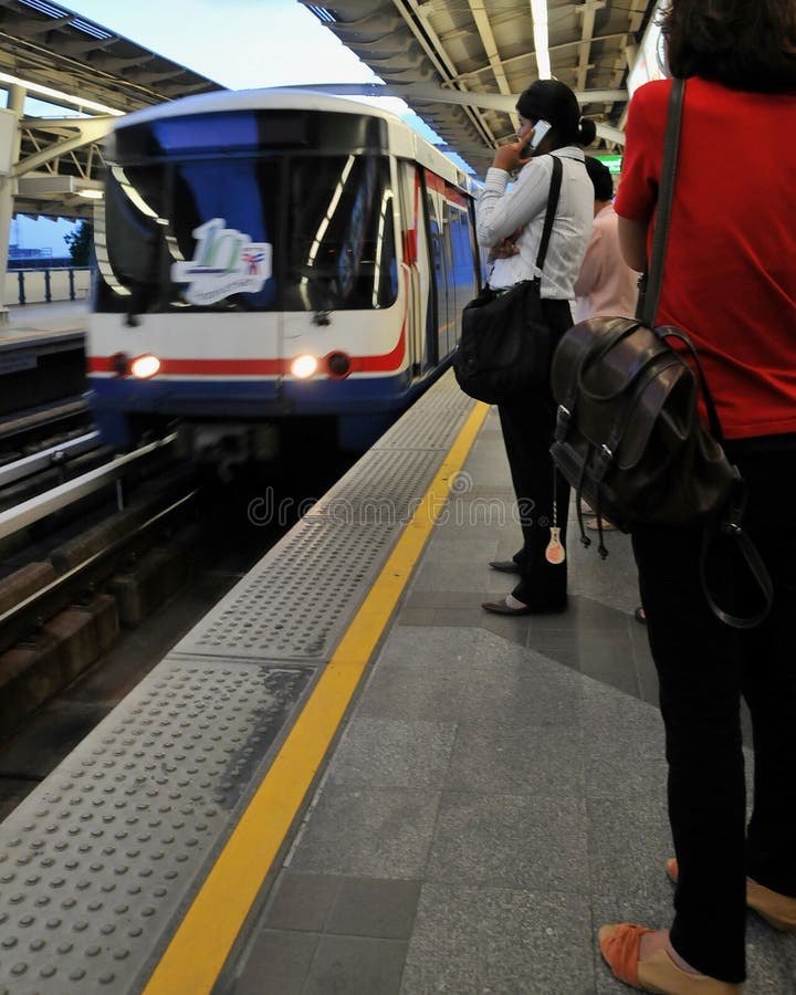 BTS of Skytrain die bij een Post in Bangkok aankomen stock foto BTS of Skytrain die bij een Post in Bangkok aankomen stock foto