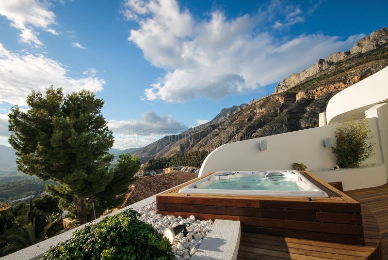 Bubbelpool på den utomhus- terrassen med panoramautsikter i de Altea kullarna, Costa Blanca, S arkivfoto Bubbelpool på den utomhus- terrassen med panoramautsikter i de Altea kullarna, Costa Blanca, S arkivfoto
