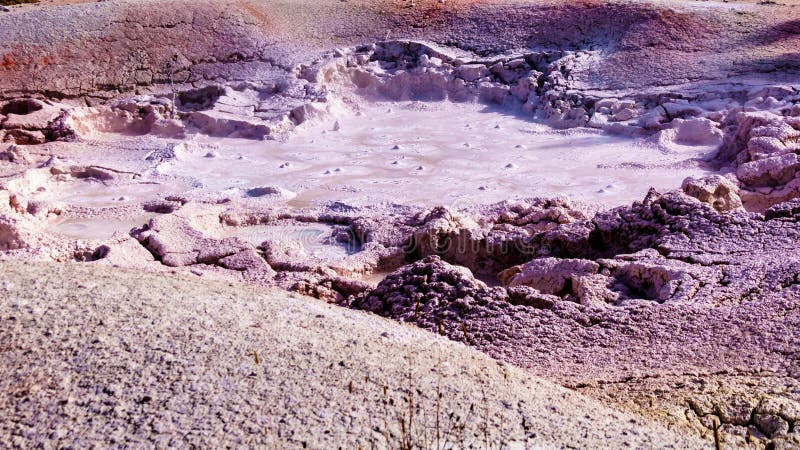 Bubbling e lama seca rachada em Fountain Paint Pot Geyser no Parque Nacional de Yellowstone imagens de stock royalty free