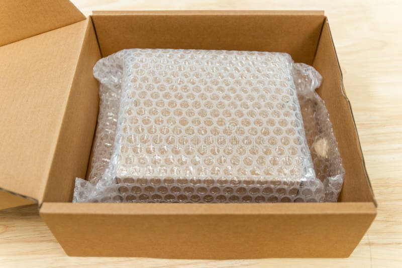 Bubblor som t? cker asken vid bubblasjalen f? r skyddsprodukt. Bubblor som täcker lÃ¥dan genom bubbelbrytning för att skydda skyddsprodukten, sprucken eller försäkring Under transitering