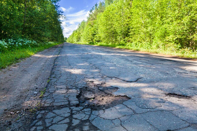 Buca pericolosa nella strada rurale dell'asfalto Danno di strada immagine stock libera da diritti