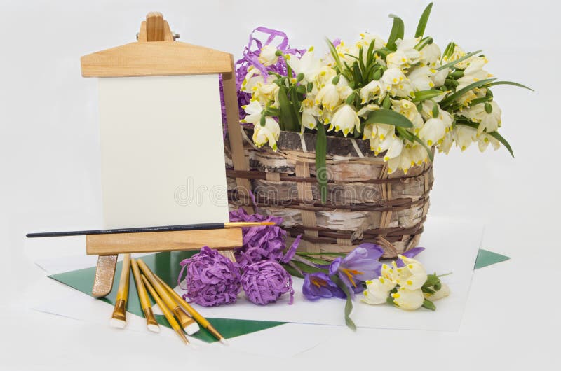 Bucaneve e merce nel carrello dei fiori del croco. Cartolina, primi fiori della molla, croco e posto della merce nel carrello di bucaneve per testo.