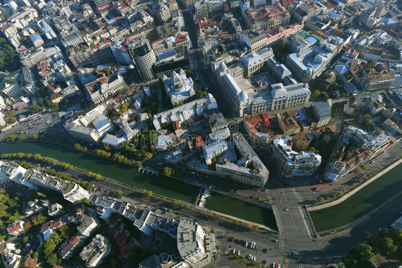 Bucarest, Rumania, el 9 de octubre de 2016: Vista aérea de la ciudad vieja en Bucarest, cerca del río de Dimbovita foto de archivo libre de regalías Bucarest, Rumania, el 9 de octubre de 2016: Vista aérea de la ciudad vieja en Bucarest, cerca del río de Dimbovita foto de archivo libre de regalías