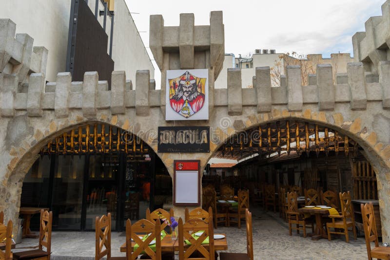 Bucareste, Romênia - 16 de março de 2019: Entrada dianteira ao restaurante de Dracula na rua de Lipscani na peça velha da cidade fotografia de stock royalty free Bucareste, Romênia - 16 de março de 2019: Entrada dianteira ao restaurante de Dracula na rua de Lipscani na peça velha da cidade fotografia de stock royalty free