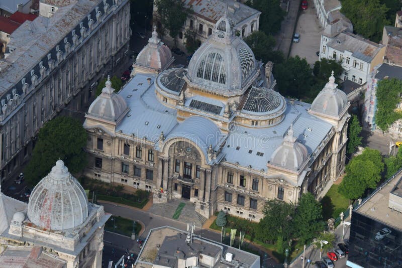 Bucareste, Romênia, o 15 de maio de 2016: Opinião aérea CEC Palace fotos de stock royalty free Bucareste, Romênia, o 15 de maio de 2016: Opinião aérea CEC Palace fotos de stock royalty free