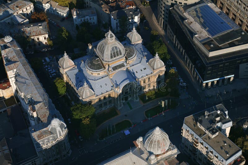 Bucareste, Romênia, o 9 de outubro 2016: Opinião aérea CEC Palace em Bucareste imagens de stock royalty free Bucareste, Romênia, o 9 de outubro 2016: Opinião aérea CEC Palace em Bucareste imagens de stock royalty free