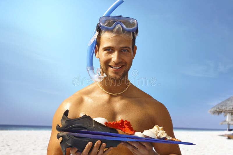 Buceador feliz que sostiene conchas marinas foto de archivo libre de regalías Buceador feliz que sostiene conchas marinas foto de archivo libre de regalías