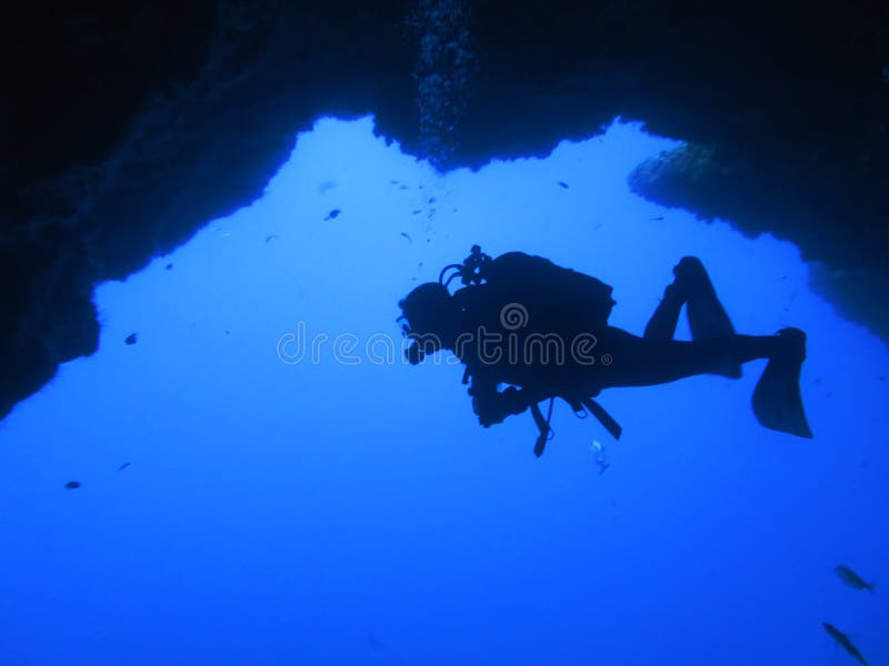 Buceo con escafandra de la silueta foto de archivo Buceo con escafandra de la silueta foto de archivo