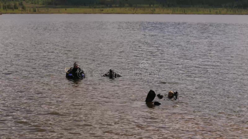Buceo con escafandra en un lago de la montaña, técnicas practicantes para los salvadores de la emergencia en la igualación de tie