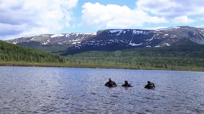 Buceo con escafandra en un lago de la montaña, técnicas practicantes para los salvadores de la emergencia inmersión en agua fría