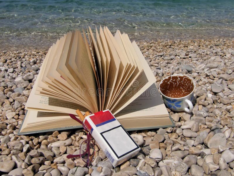 Buch, Brillen, Tasse Kaffee, Zigaretten lizenzfreies stockbild Buch, Brillen, Tasse Kaffee, Zigaretten lizenzfreies stockbild