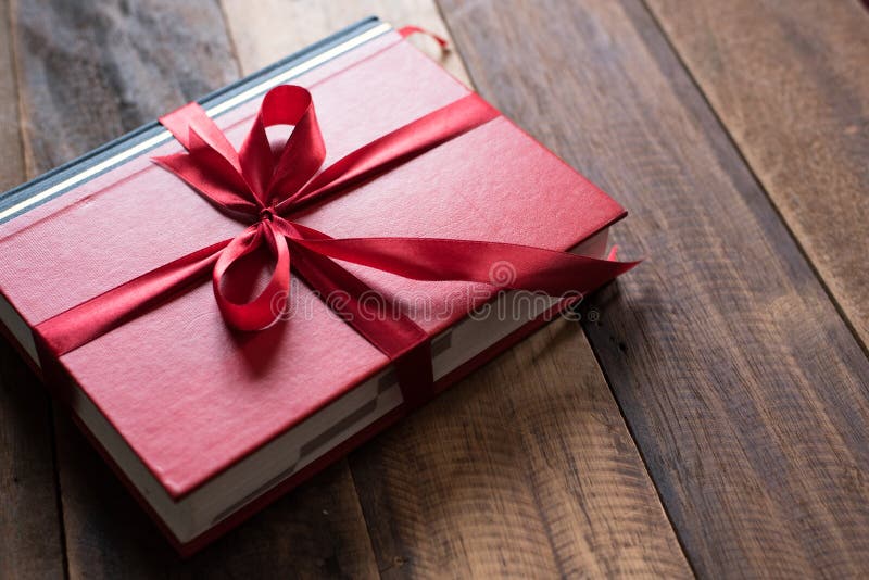 Buch eingewickelt mit Band als Geschenk stockbilder Buch eingewickelt mit Band als Geschenk stockbilder