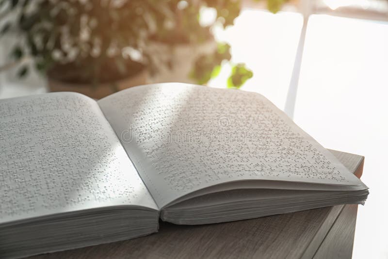 Buch Mit Blindenschrift-Text Auf Tabelle Ausbildung F?r ...