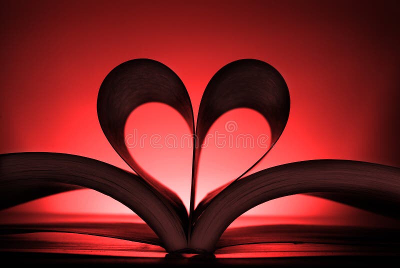 Buch mit den Herz-geformten Seiten, die eine Liebe der Lesung zeigen lizenzfreie stockfotos Buch mit den Herz-geformten Seiten, die eine Liebe der Lesung zeigen lizenzfreie stockfotos