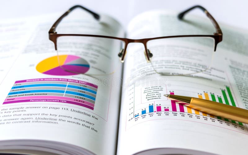 Buch, Stift, Brillen und Diagramme stockfotografie Buch, Stift, Brillen und Diagramme stockfotografie